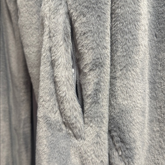 ALO Yoga Plush Faux Fur Coat in Fog.
Medium. NWT. - Picture 5 of 8